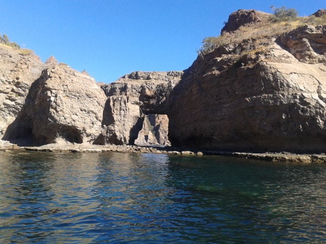 Hiking through the canyon terrain of the Sierra de la Giganta near Loreto